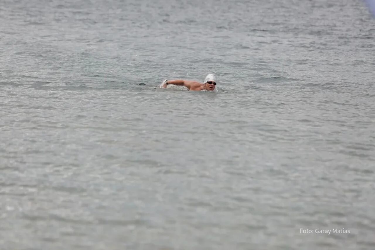 Sergio Salomone tardó seis horas en cruzar el Nahuel Huapi ida y vuelta.