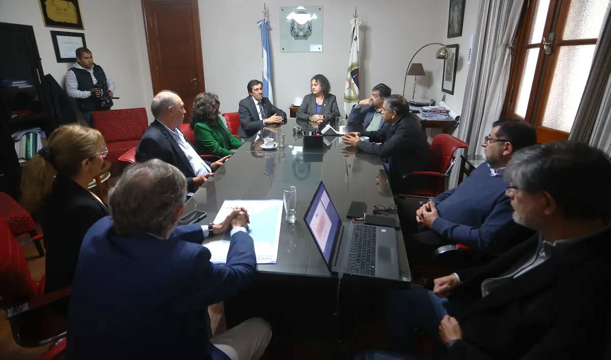 Autoridades universitarias y el gobernador de la Provincia, Carlos Sadir, evaluaron el estado del trámite ante la CONEAU y la situación edilicia para la futura Facultad de Medicina de Jujuy.