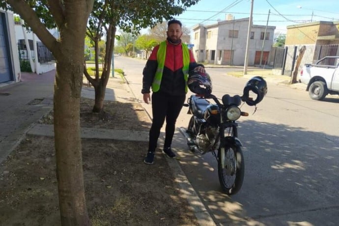 Mauricio y su "Mototaxi" de Villa Mercedes.