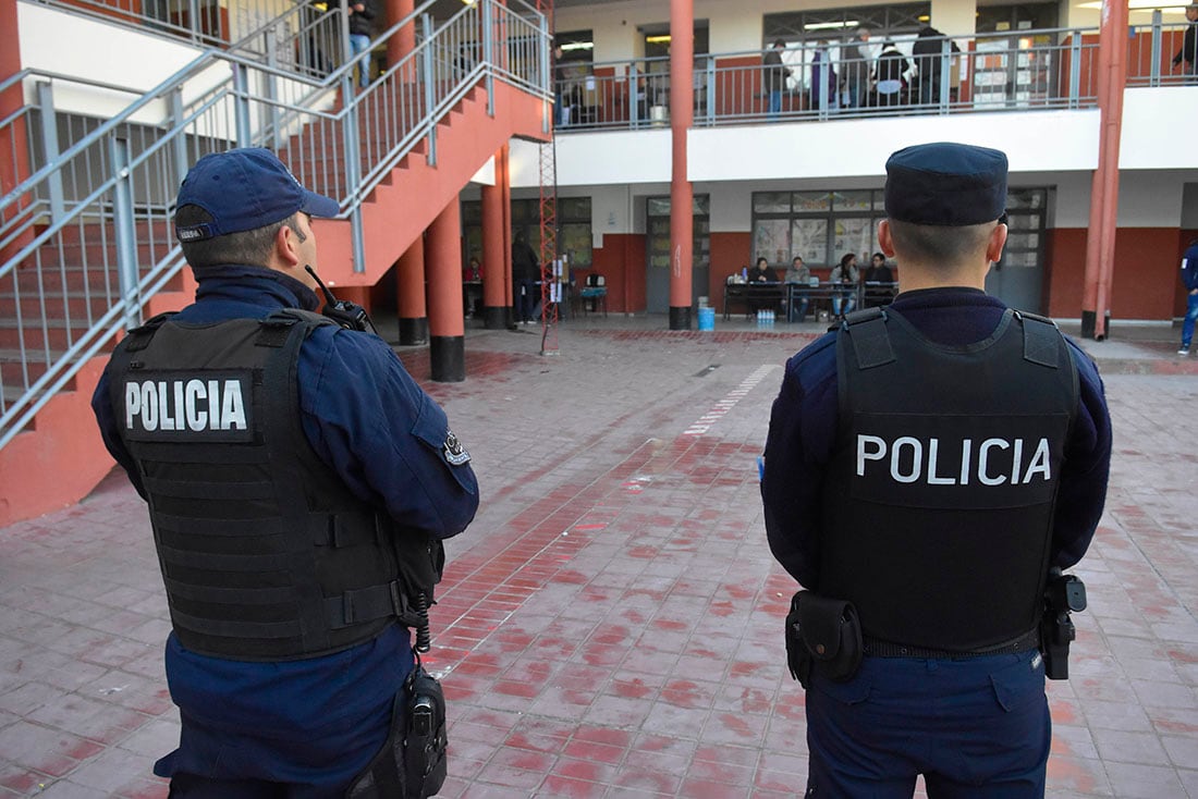 Elecciones PASO 2019

Se llevan adelante las Primarias Abiertas Simultaneas y Obligatorias en la provincia de Mendoza.
Escuela Mario Casales de Las Heras