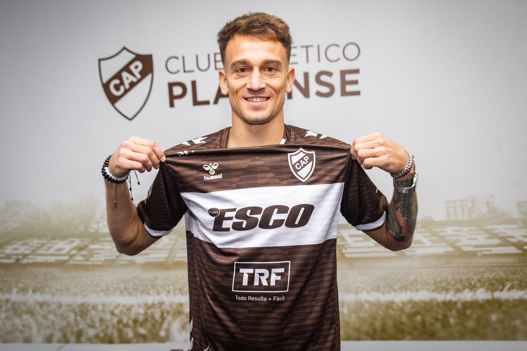 Guido Mainero con su nueva camiseta, de Platense. (Platense).