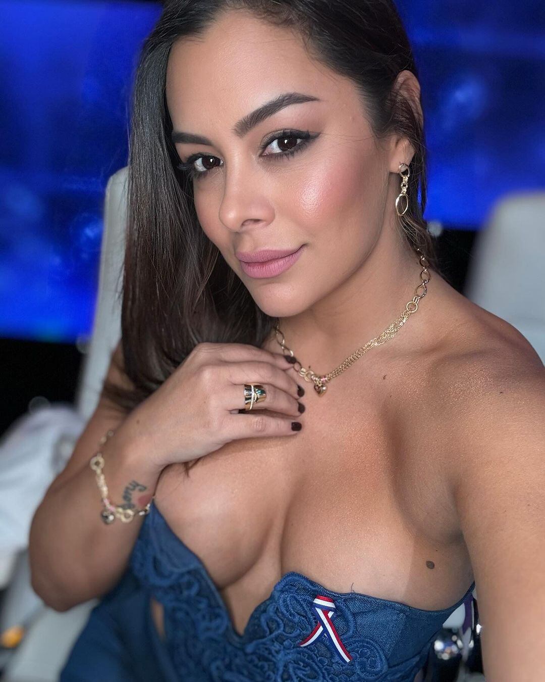 Larissa Riquelme tomó mate y posó con un vestido ultra escotado infartante