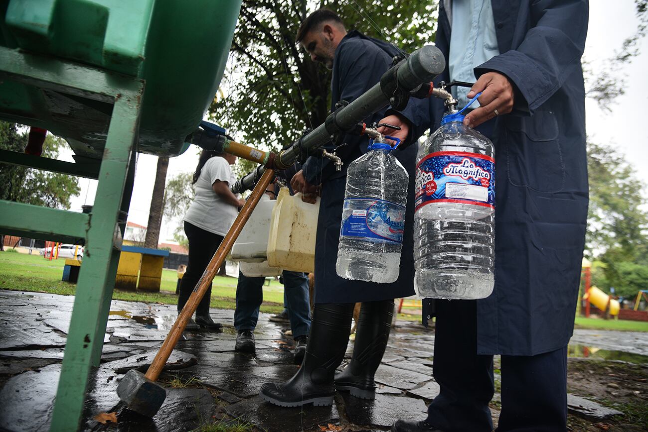 Barrio Iponá Puntos de hidratación en  diferentes sectores de la ciudad por la rotura de un caño de Aguas Cordobesas  Foto: (Pedro Castillo / La Voz)