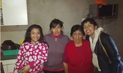 Andrea junto a las mujeres de su familia