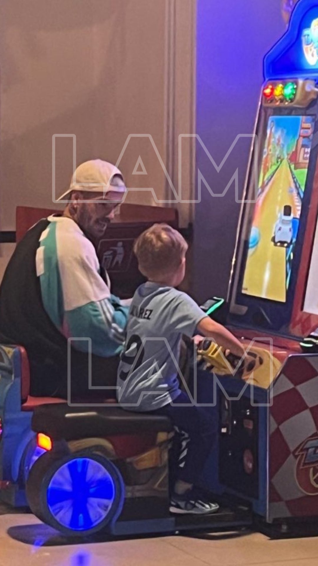 Rodrigo De Paul con sus hijos en el Shopping Alcorta (Foto: LAM)