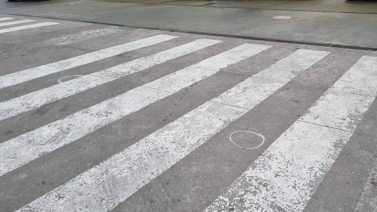 Algunas vainas servidas cayeron cerca de la calzada durante el ataque.