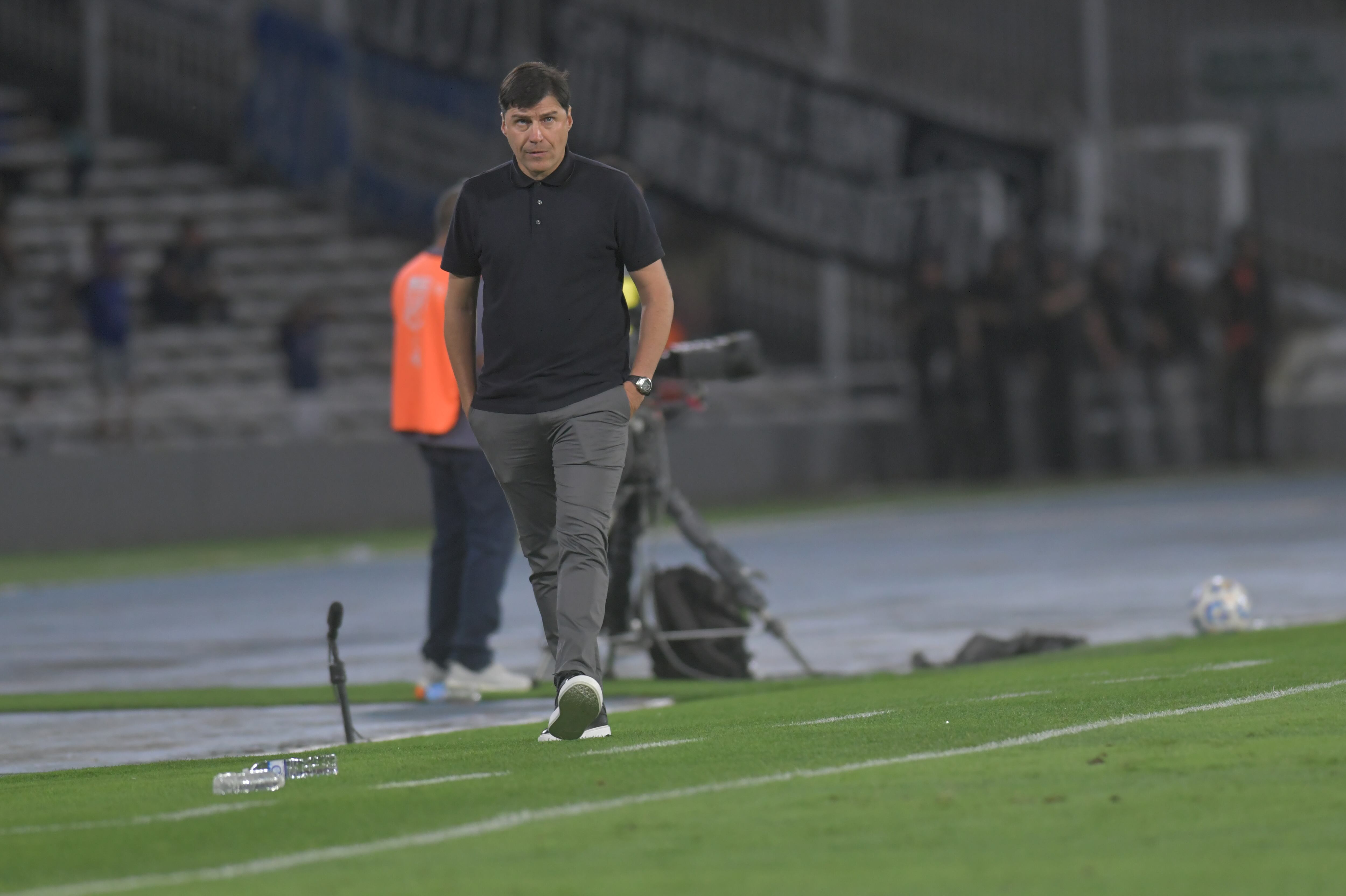 Alexander Medina DT de Talleres en el partido contra Huracán en el Kempes.