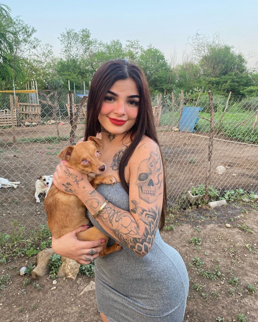 La joven modelo de OnlyFans generó molestia en los internautas por el outfit que uso para visitar en refugio de animales / Foto: Instagram