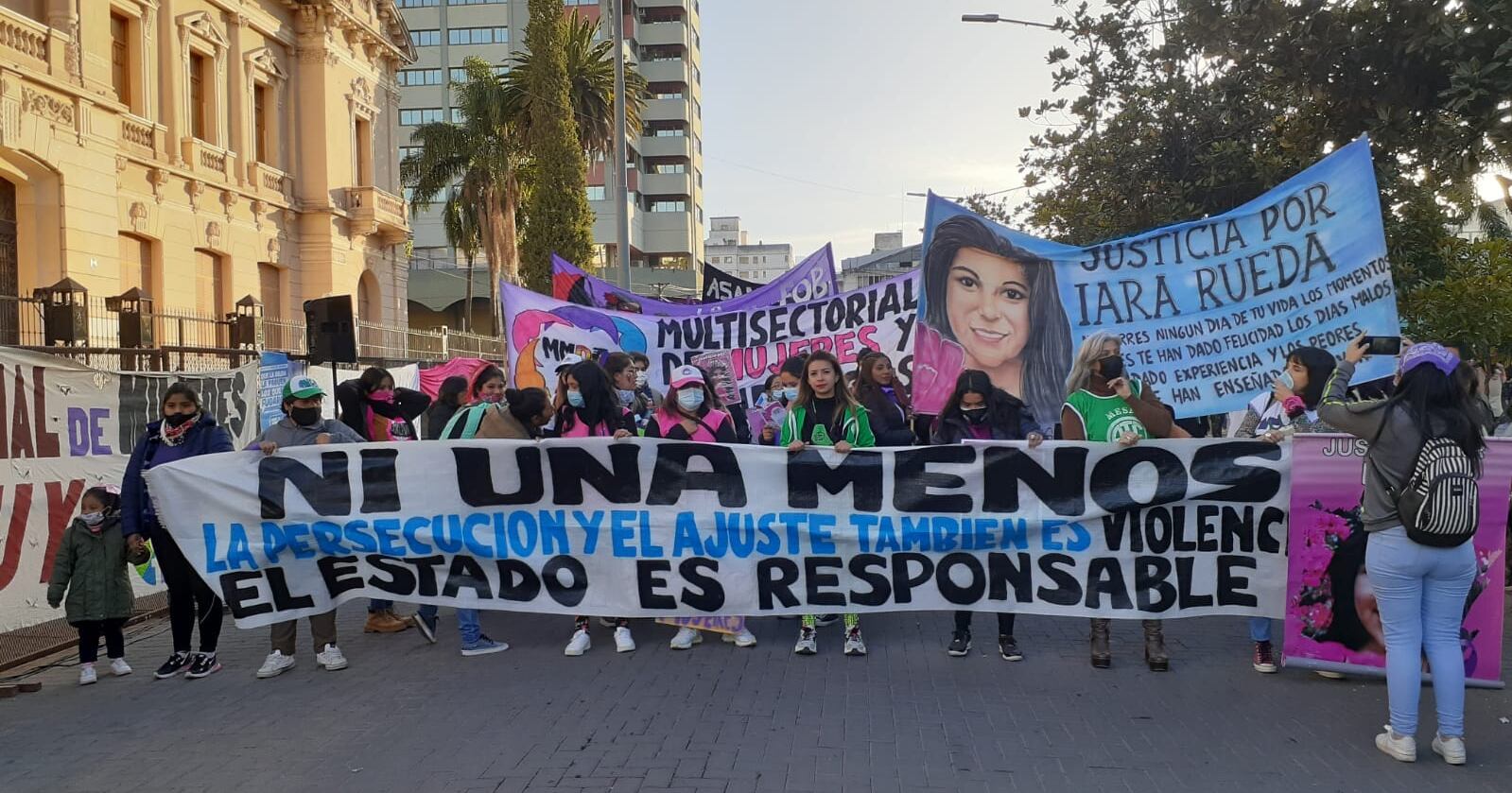 La marcha "Ni una Menos" en Jujuy tuvo masiva adhesión de organizaciones, asociaciones civiles y familiares de víctimas de femicidios.