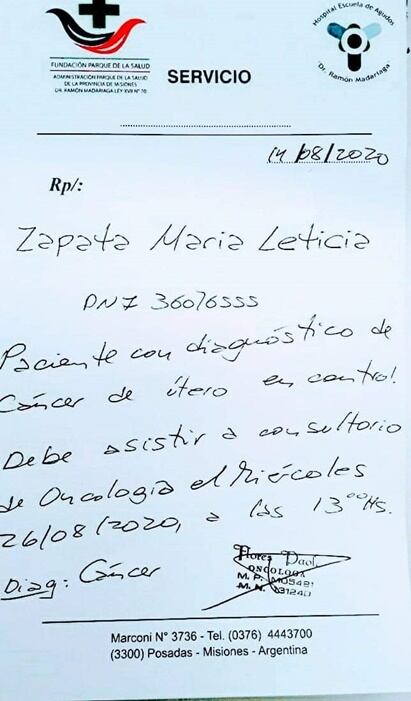 La oncóloga Paola Flores afirma que esa no es su letra ni su firma.