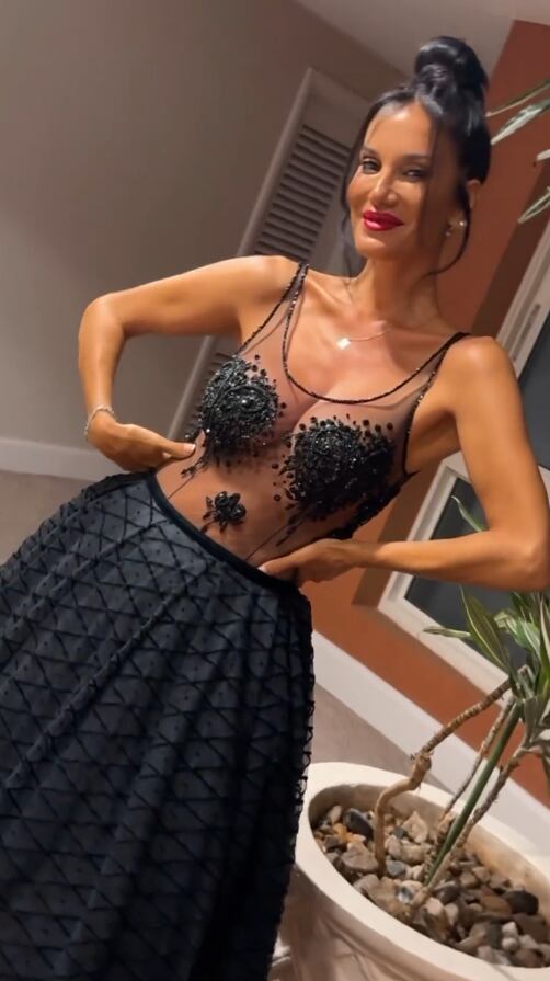 Silvina Escudero posó con un look total black con transparencias ultra sensual