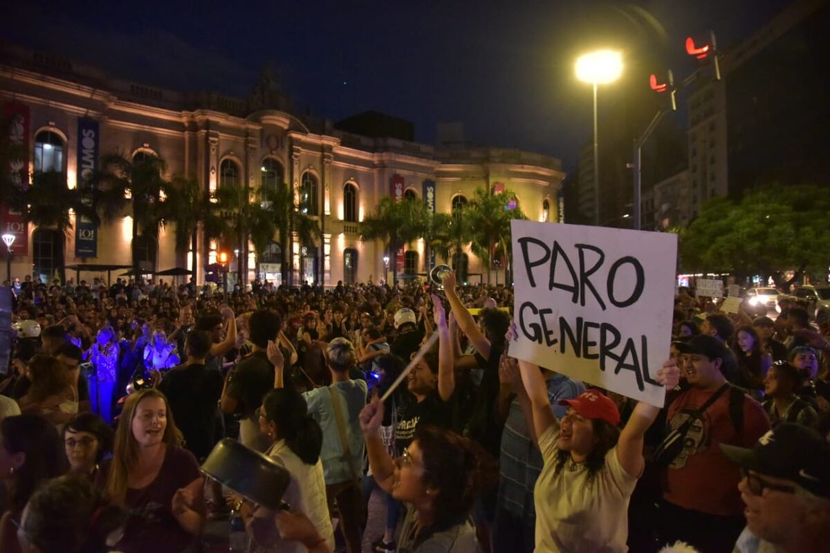 Cacerolazo en Córdoba: una centena de vecinos reclamaron contra el ajuste de Javier Milei