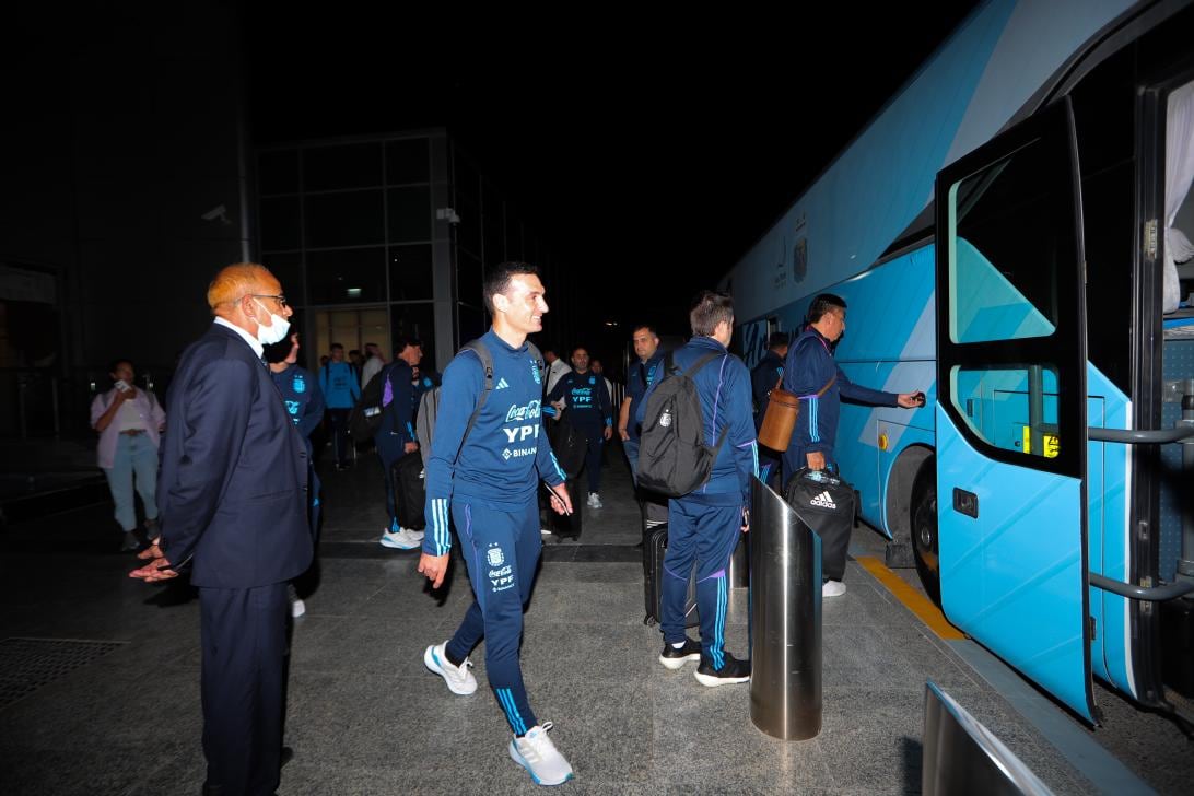 Lionel Scaloni y parte de la selección ya se encuentra en Abu Dhabi a la espera del amistoso del día 16 de noviembre. (@Argentina)