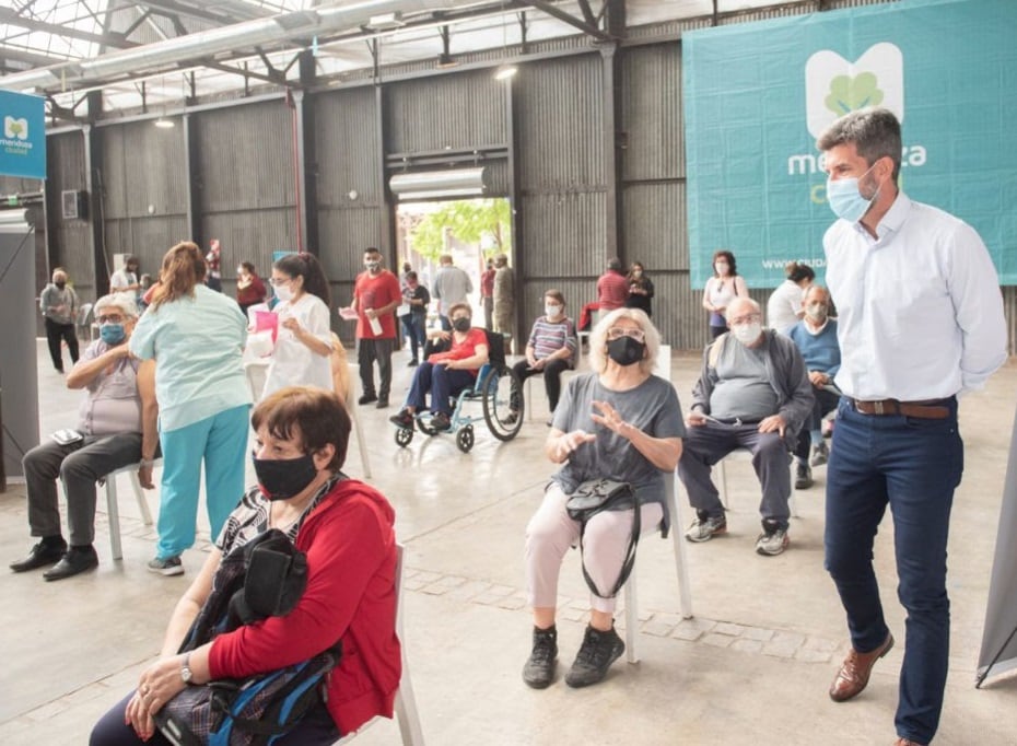 Ulpiano Suarez visitó La Báscula de la Nave Cultural para supervisar la campaña de vacunación