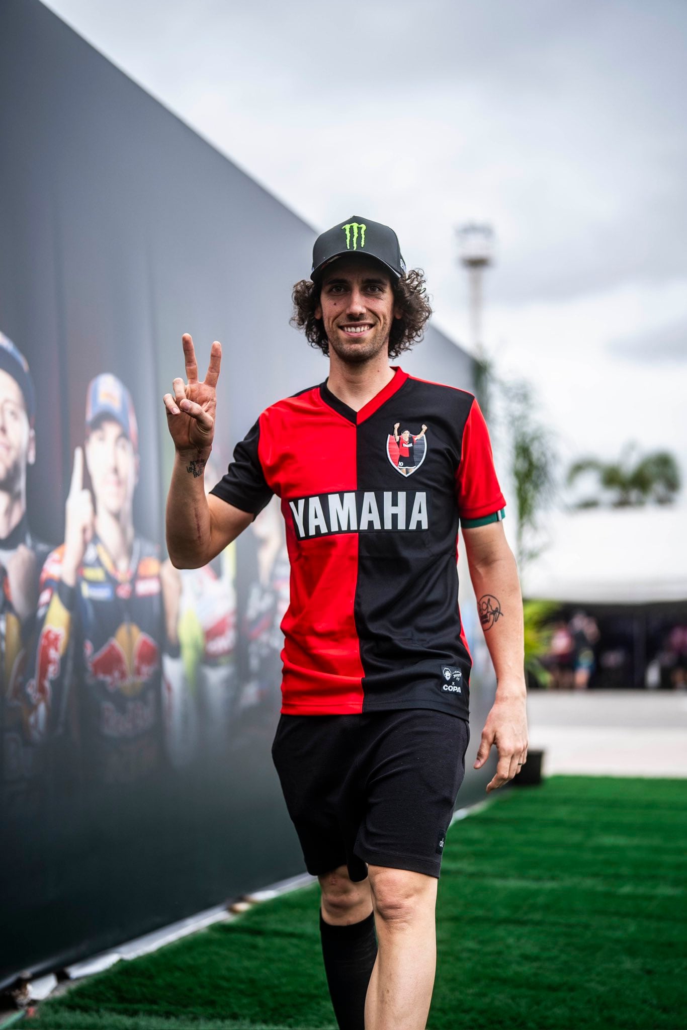 Álex Rins posando con la mítica camiseta de Diego Armando Maradona en Newell's Old Boys.