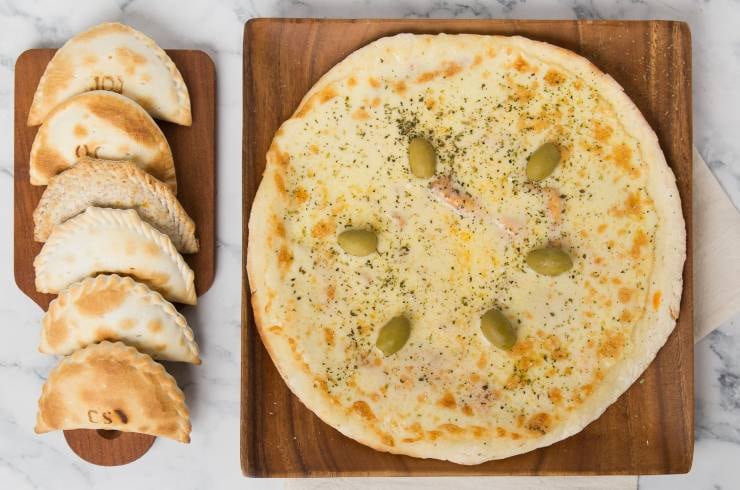 La pizza de mozzarella es una de las más elegidas en el país y, en muchos casos, se acompaña con empanadas.