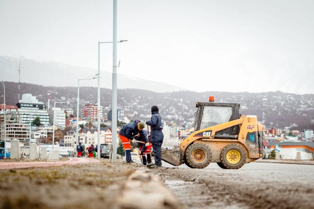 Baiocchi indicó que, “la limpieza se realizó en la Avenida Garramuño, Gendarme Argentino, Rotonda del Cartel de Ushuaia y Rotonda de las Banderas.