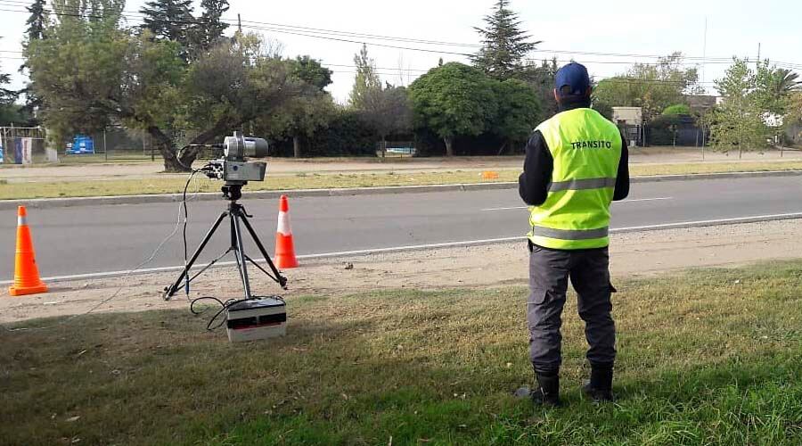 Además de medir la velocidad, el radar fotografía el vehículo infractor 