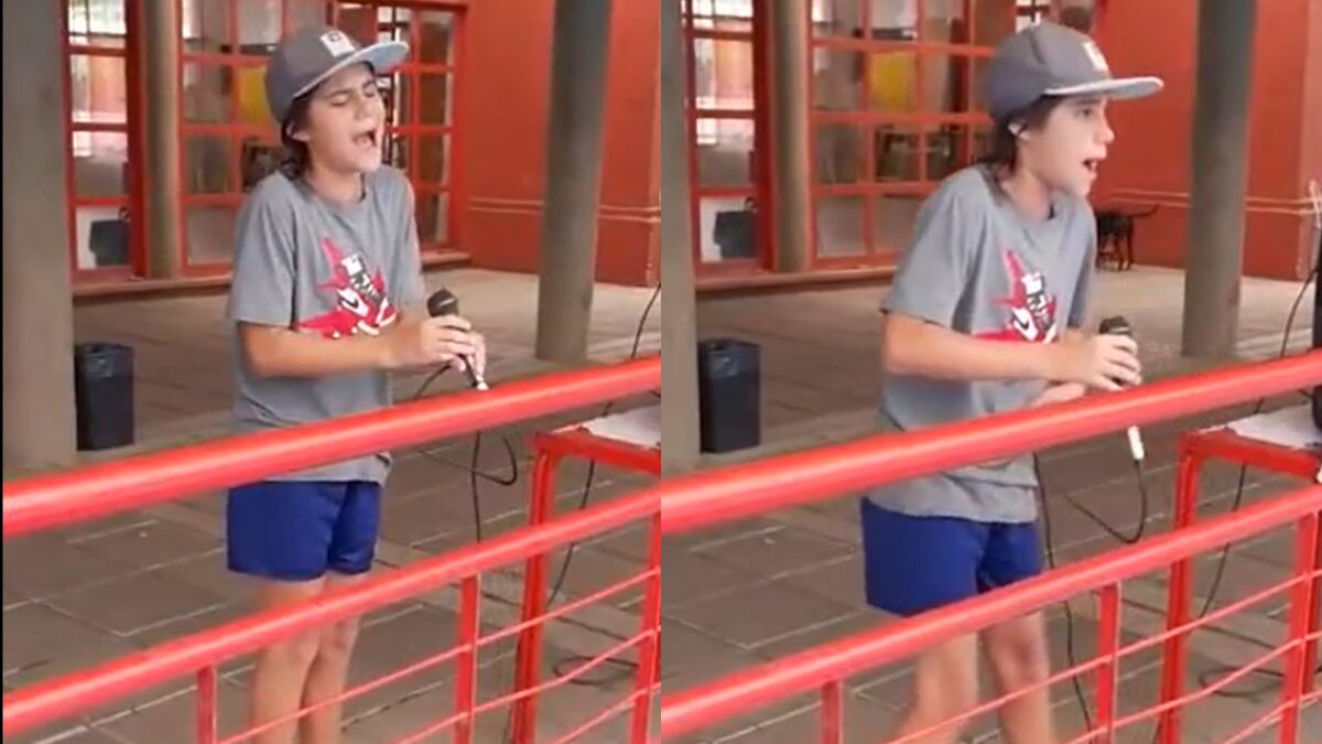Un chico cantó durante una clase de natación y sorprendió a todos con su increíble voz en Rosario