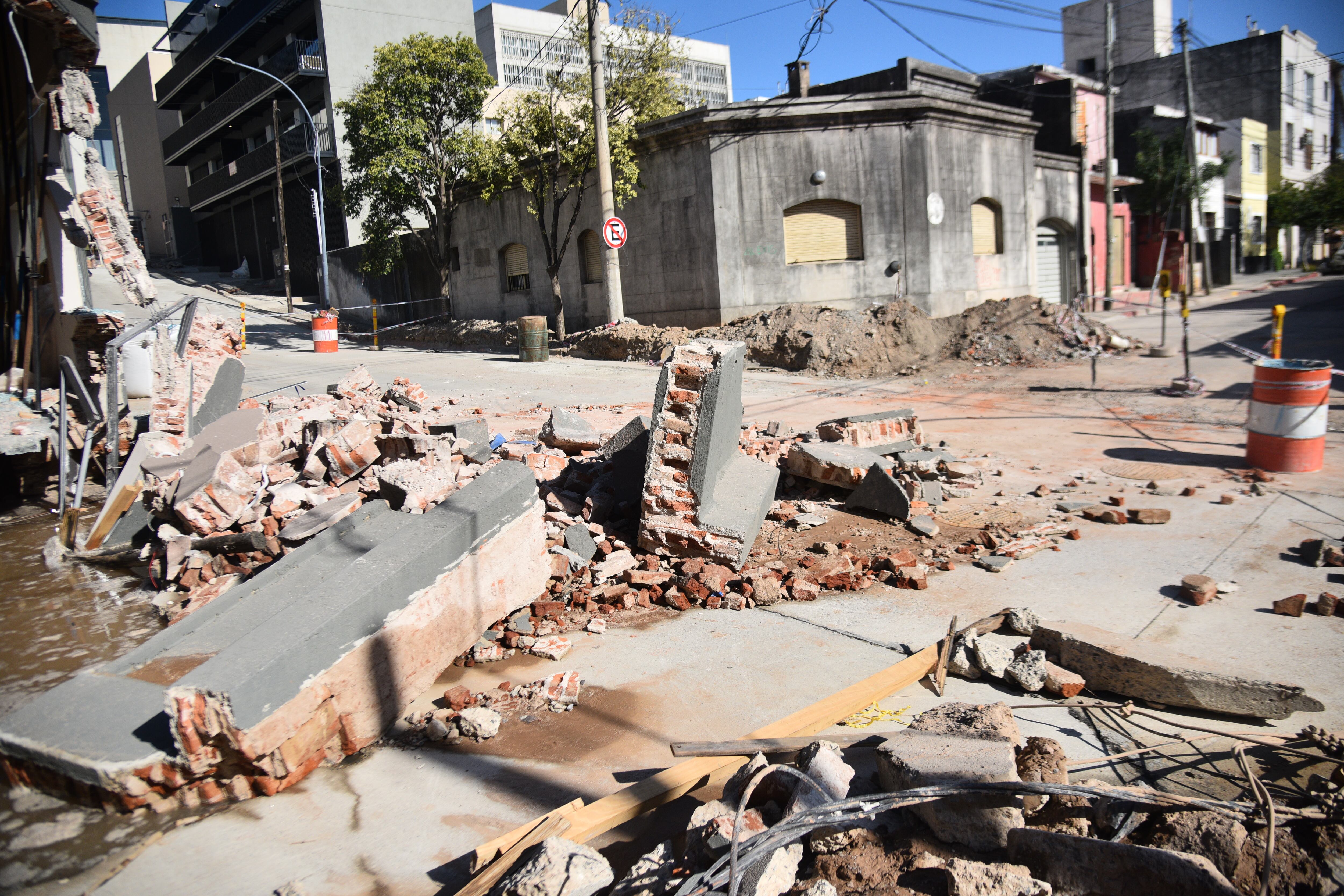 Derrumbe y socavón en barrio Güemes por la rotura de un caño de agua.