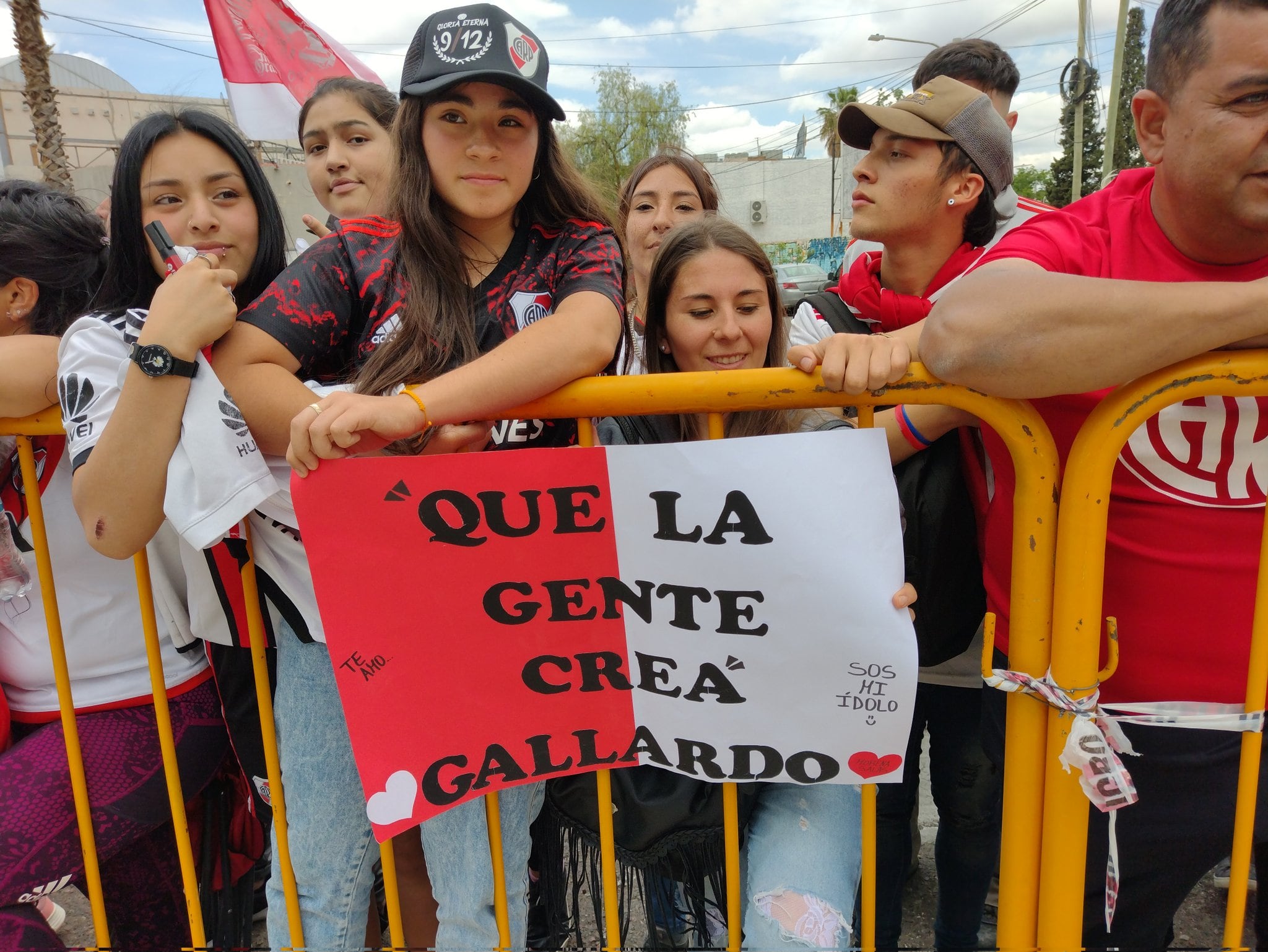 Los hinchas de River mendocinos se despiden del Muñeco Gallardo.