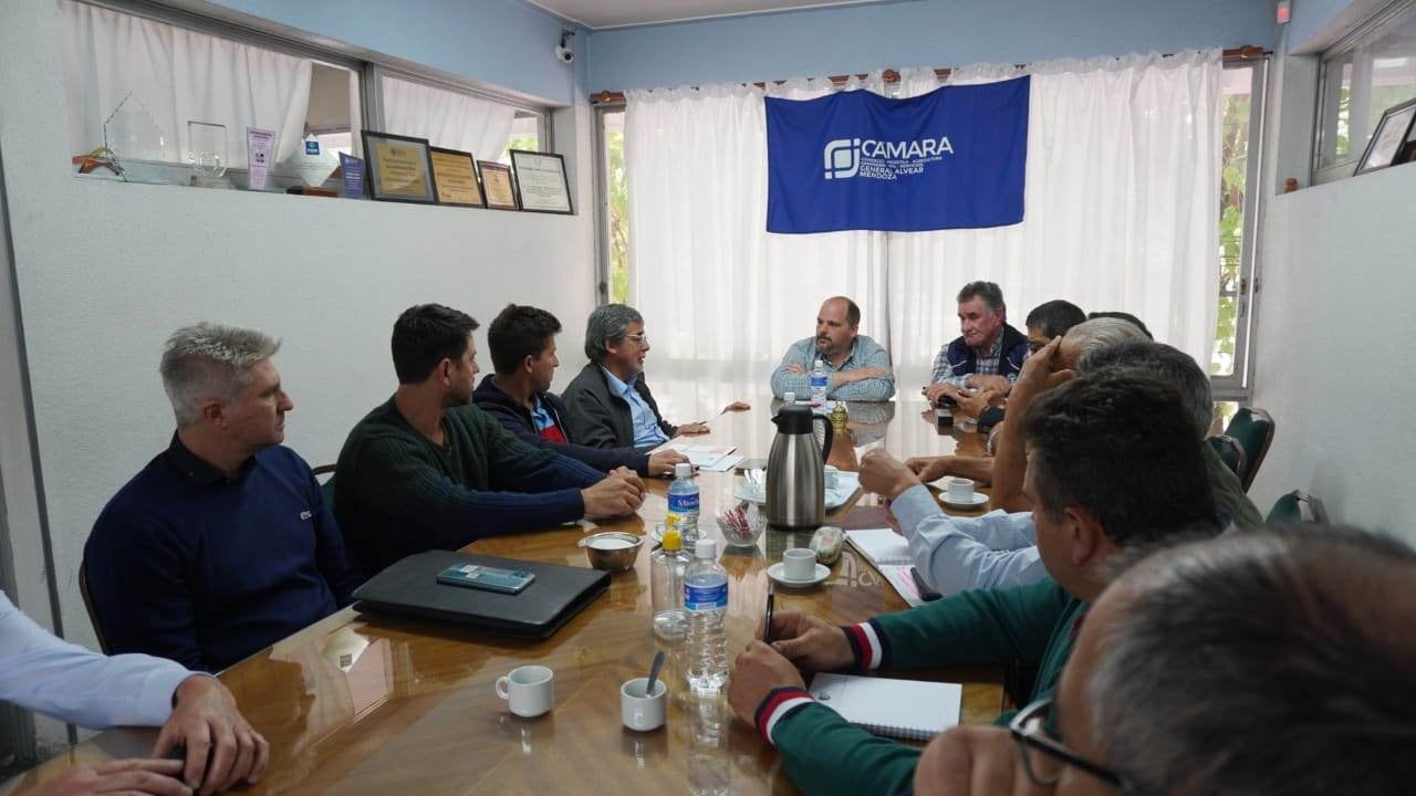 Reunión en la Cámara de Comercio de Alvear con el subsecretario de Agricultura y Ganadería, Sergio Moralejo.