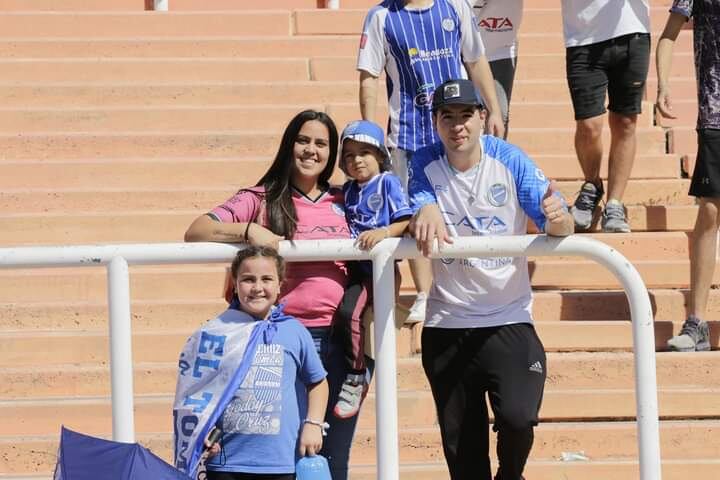 Valentina junto a su familia.