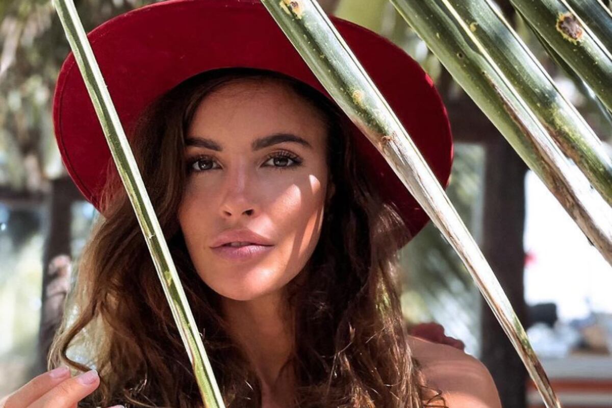 Lucia Javorcekova, la ciclista “más linda del mundo”, cautivó con un minitop strapless y medias de red