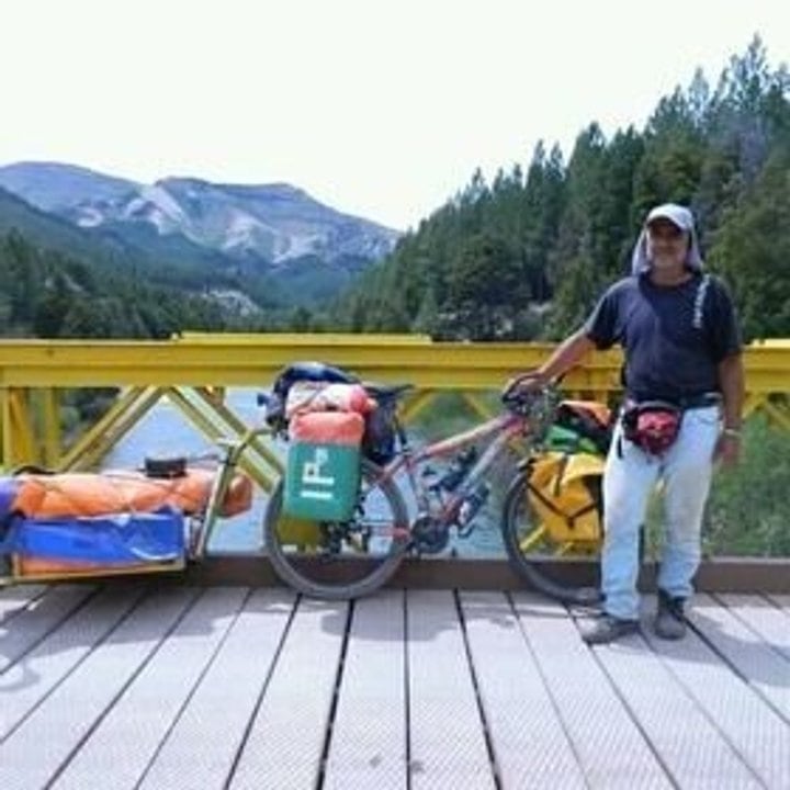 Héctor recorría el país en bicicleta y se la robaron en Esquel.