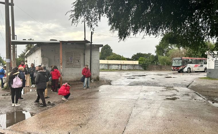 Un grupo de vecinos reclamó en una punta de línea de exErsa en Córdoba.