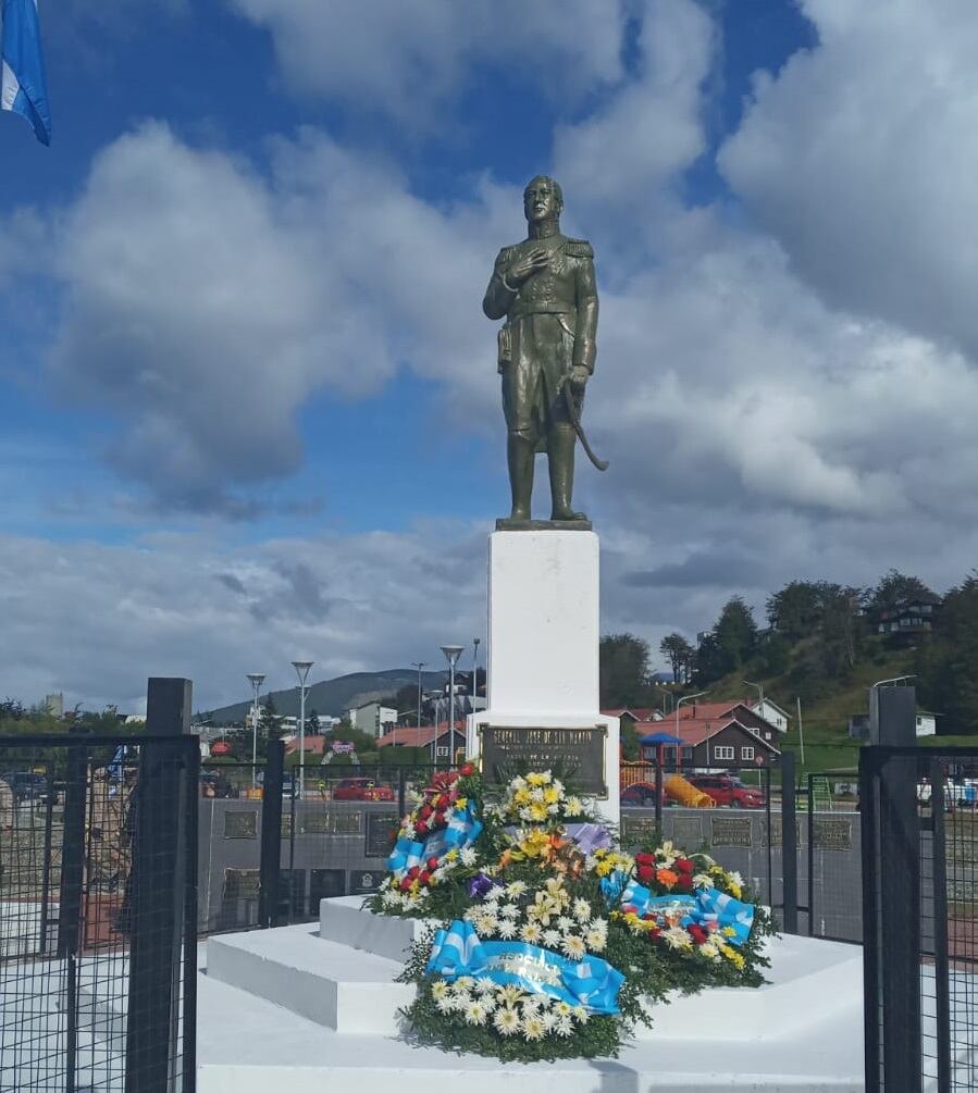 Acto por el natalicio del General San Martín - ofrendas florales entregadas por las instituciones presentes.