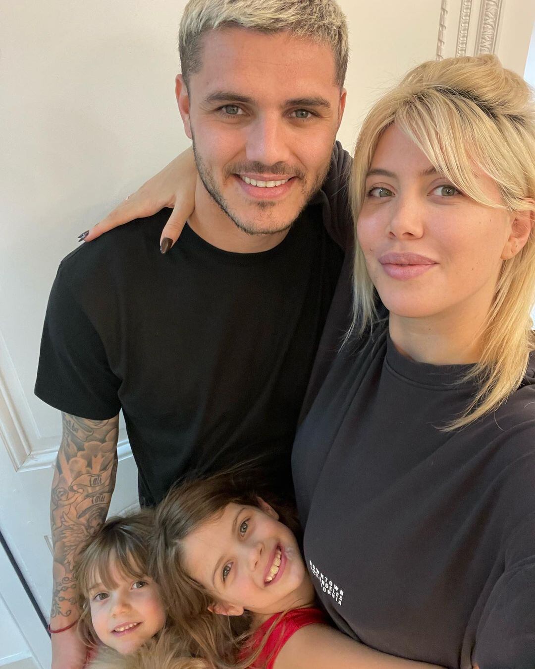 Wanda Nara junto a Mauro Icardi y sus dos hijas.