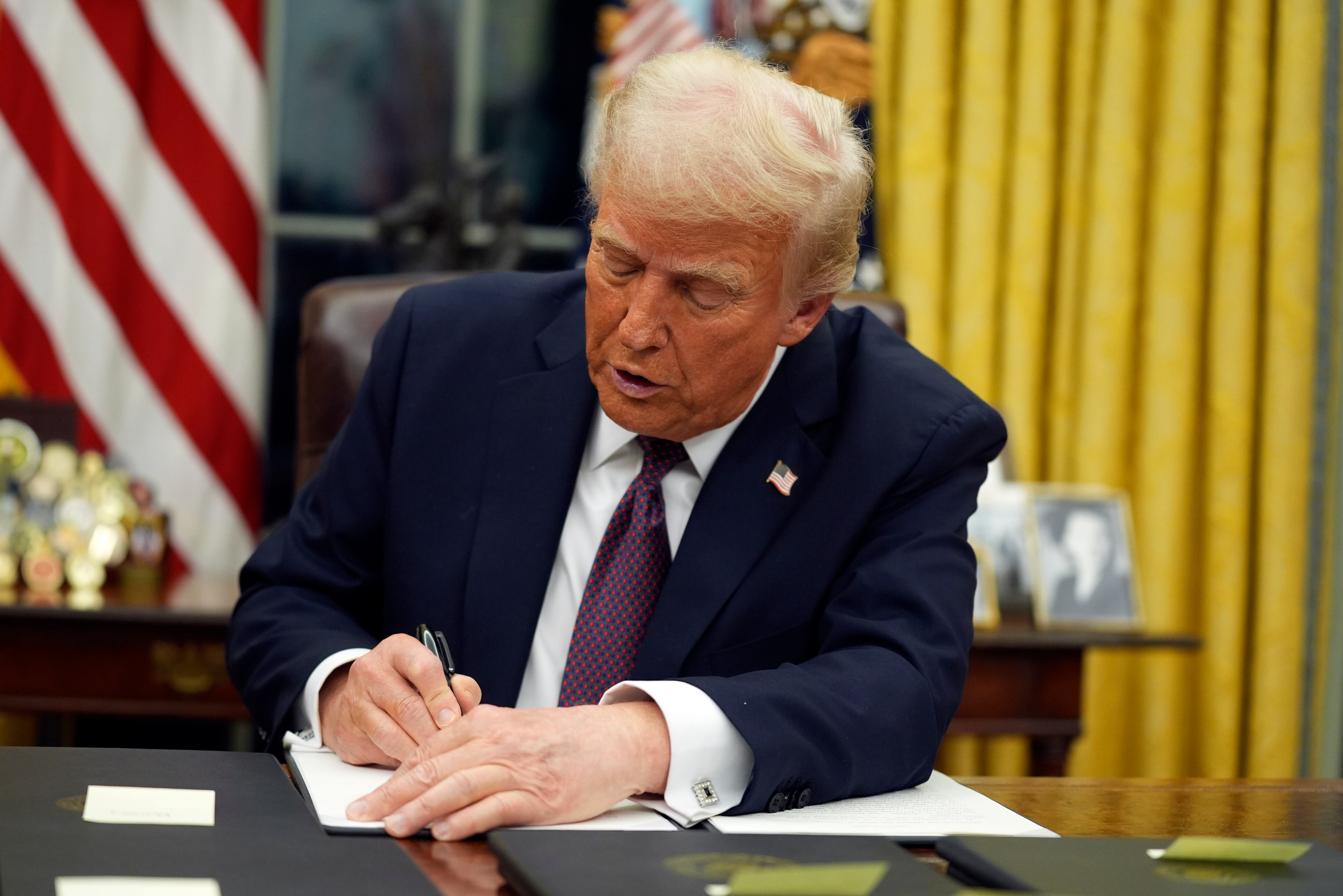 El presidente Donald Trump firma órdenes ejecutivas en la Oficina Oval de la Casa Blanca, el lunes 20 de enero de 2025, en Washington. (AP Foto/Evan Vucci)