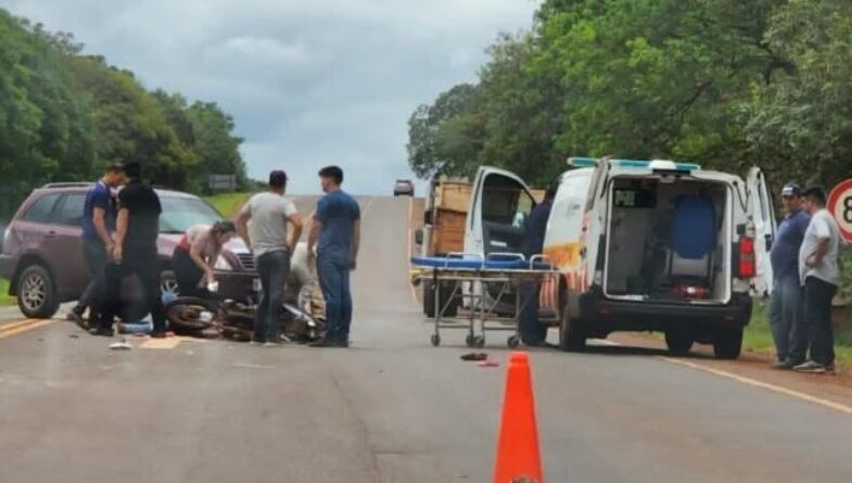 Imprudencia al volante en Montecarlo: tres en motocicleta chocaron contra una camioneta.