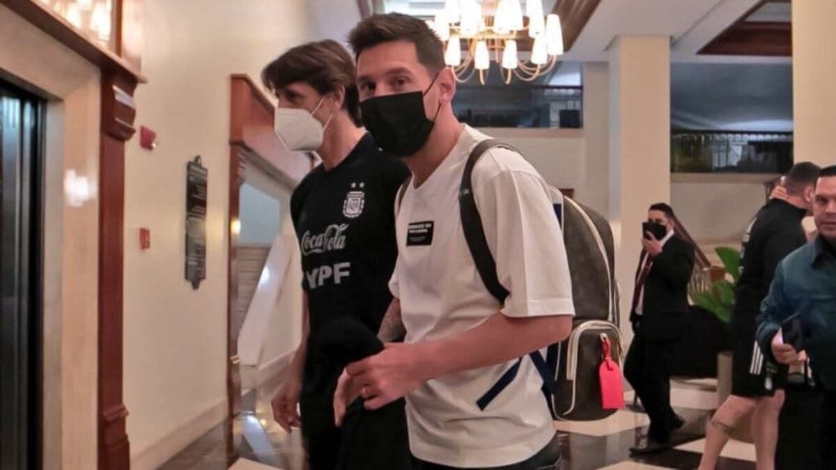 Lionel Messi se sumó a la Selección Argentina: aterrizaje en Ezeiza y gran gesto con dos hinchas