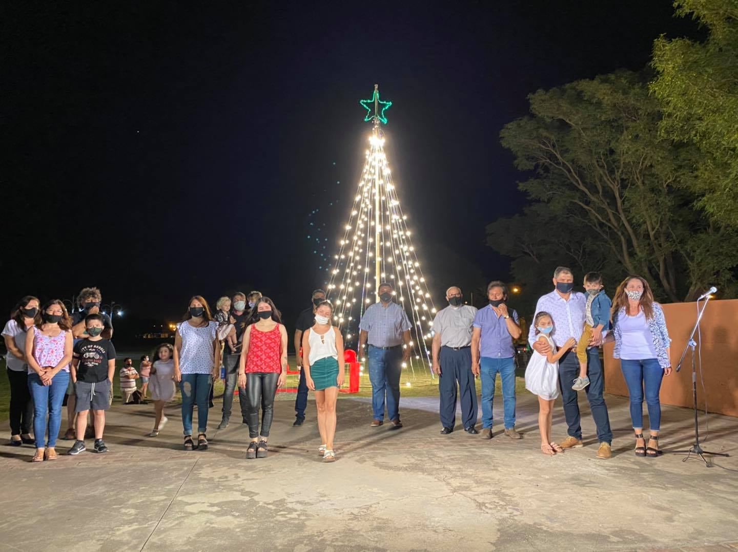 El intendente Méndez acompañado de su familia y quienes participaron del evento..