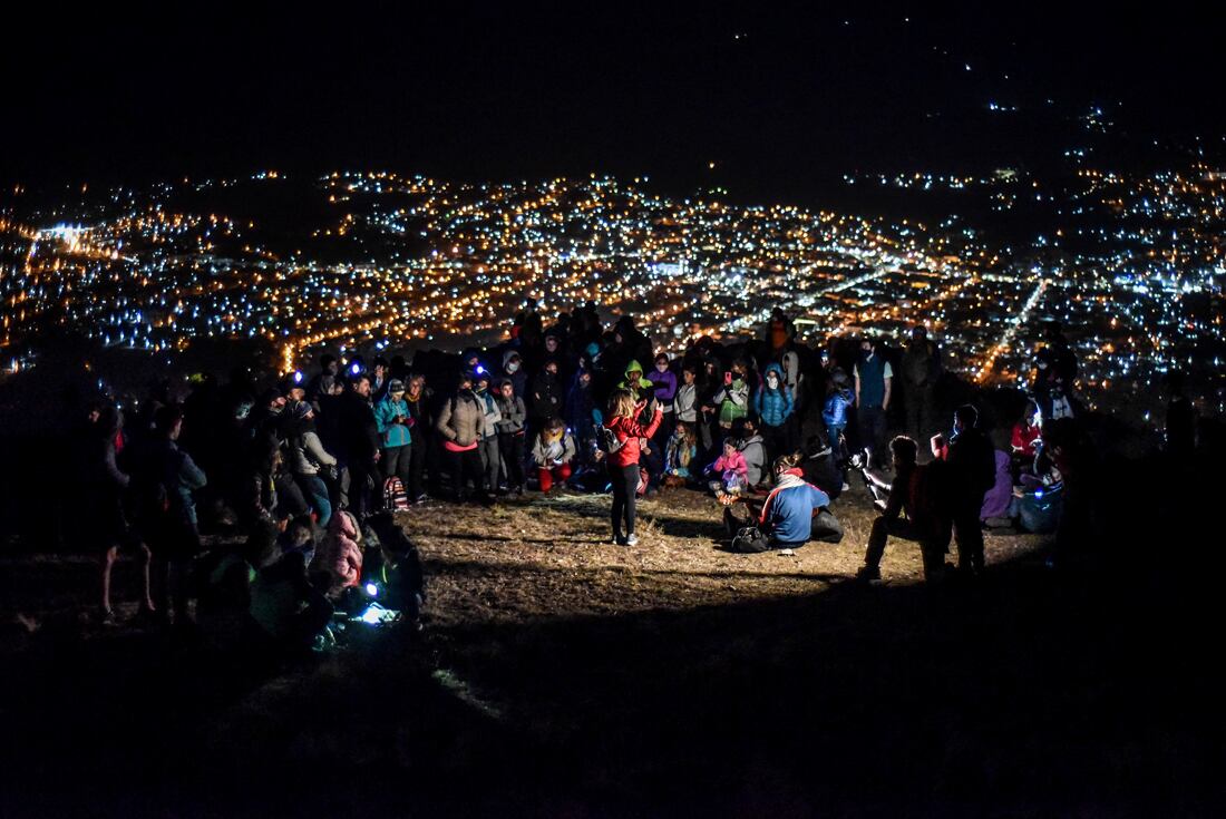 Una postal única. Eso fue lo que disfrutaron las 100 personas que subieron al cerro La Banderita al pie de la ciudad de La Falda. (La Voz)