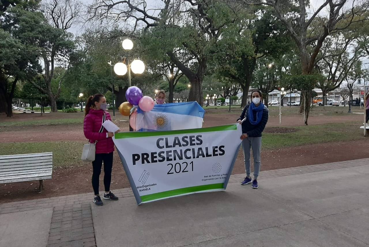 Bocinazo de padres organizados en Rafaela