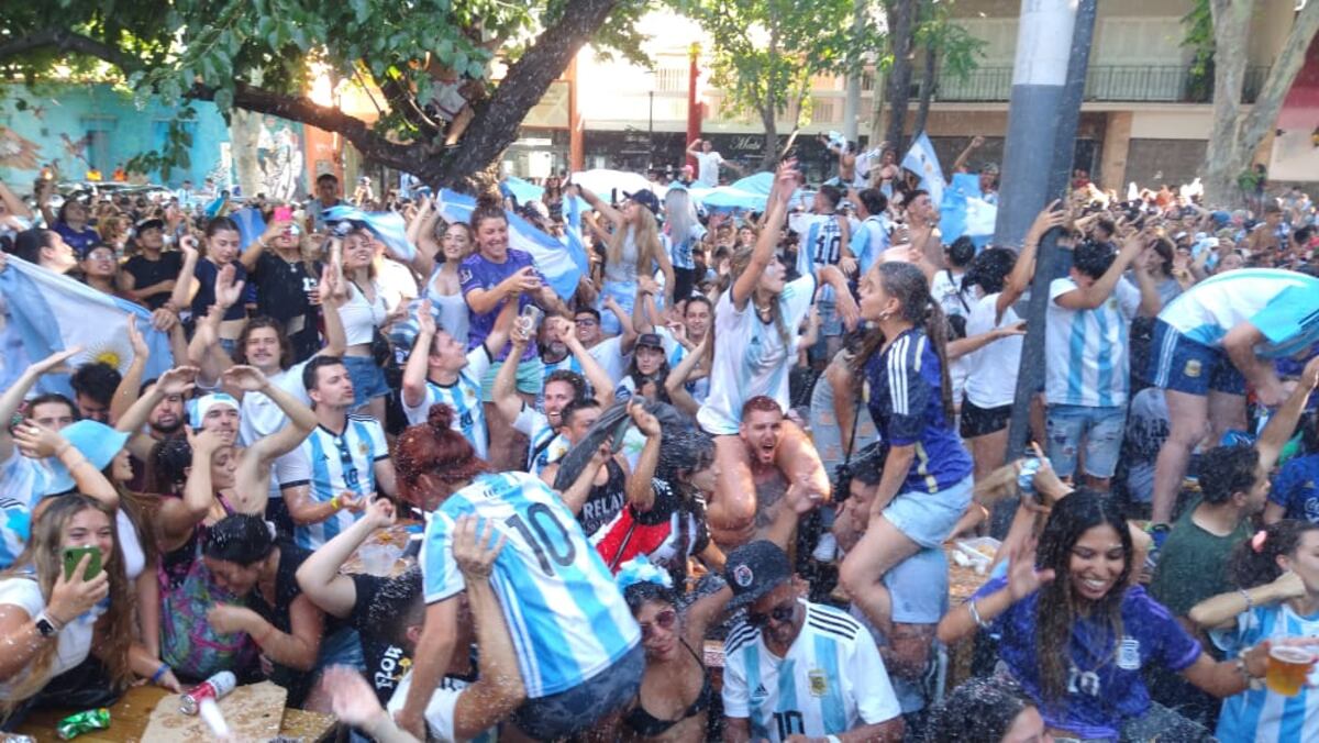 En fotos: los mendocinos salieron a la calle a festejar el pase de Argentina a la final del Mundial de Qatar