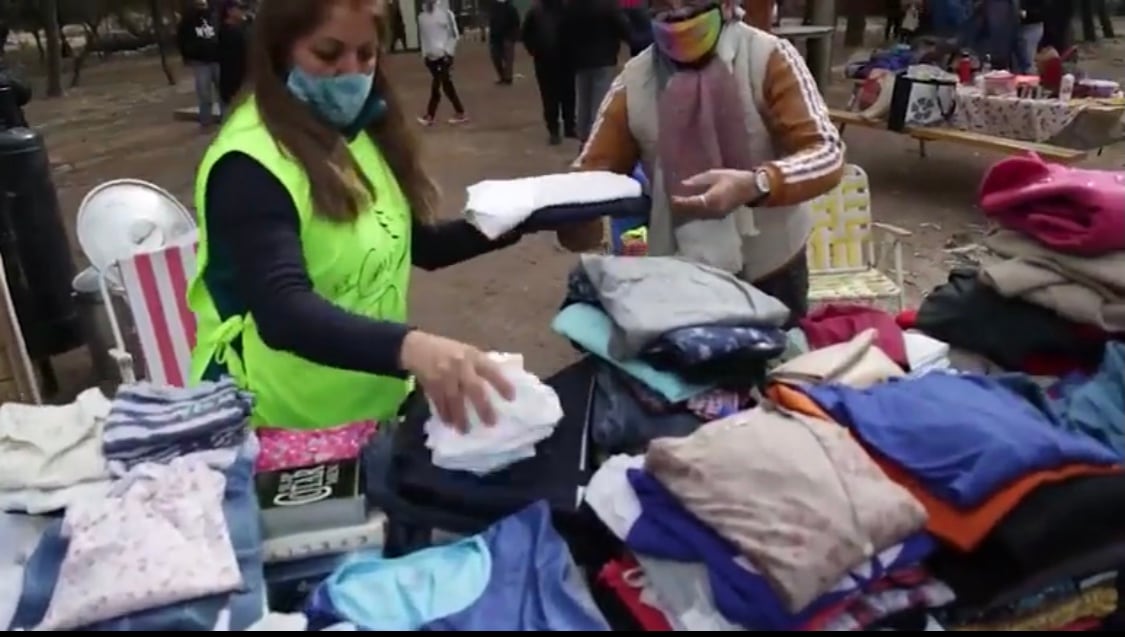 En cada encuentro también hay un ropero comunitario, para que las familias puedan llevar lo que necesiten.