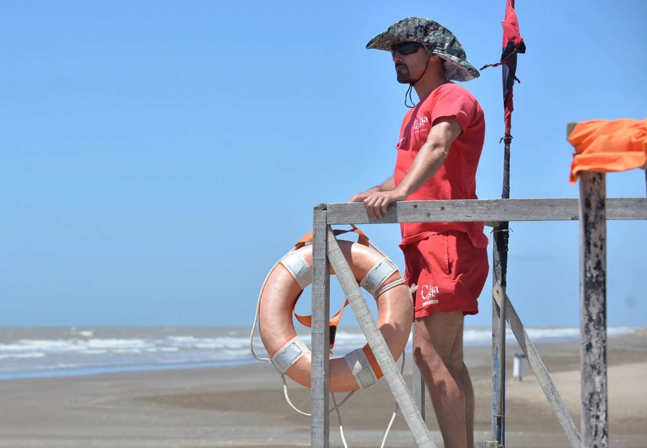 Los guardavidas son los encargados de la señalización de banderas