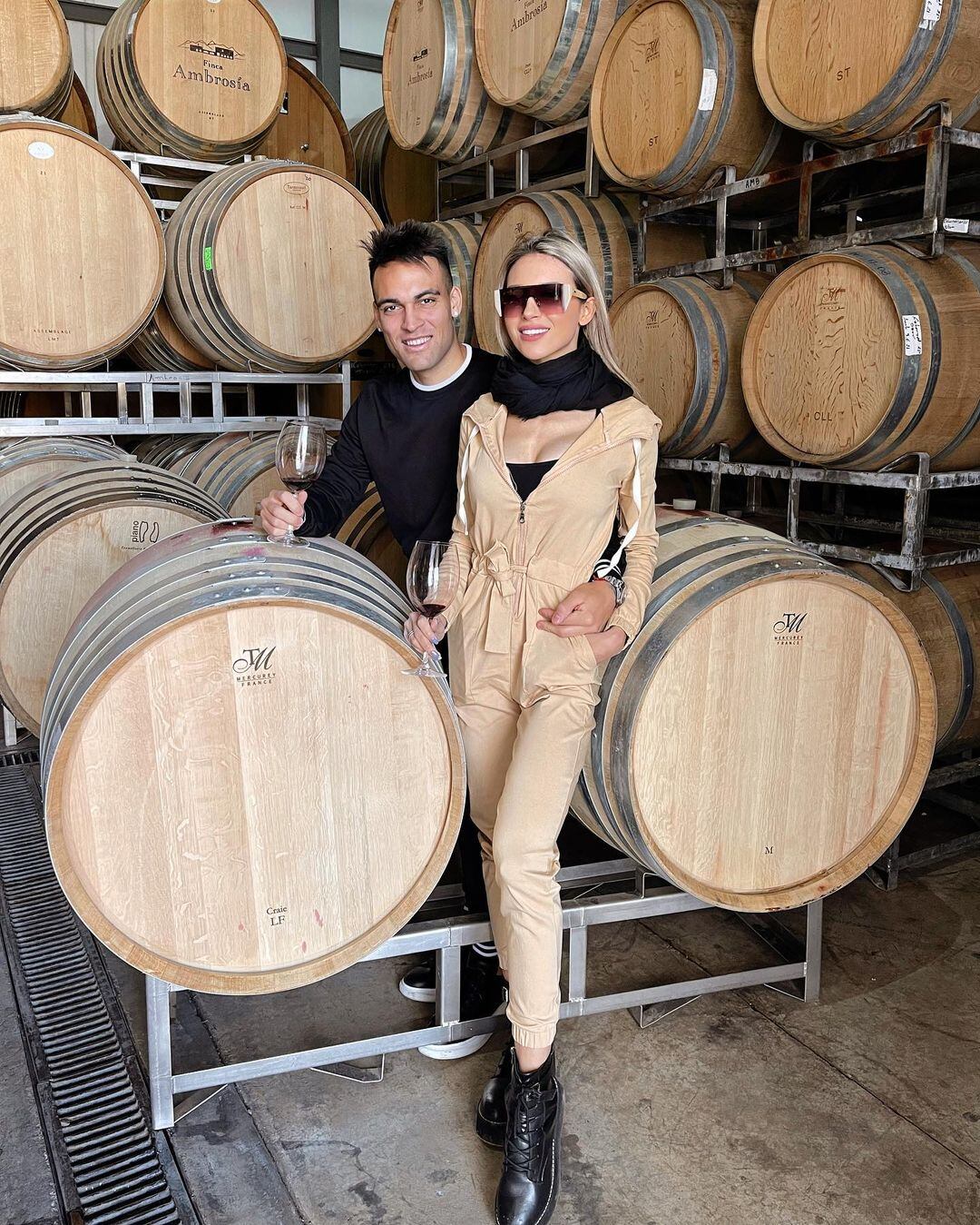 Agustina Gandolfo y Lautaro Martínez probaron su vino elaborado en Mendoza.