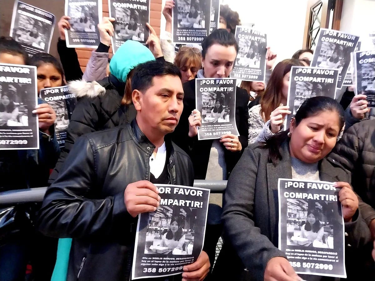 La familia de la joven se concentró en la Jefatura policial para pedir su aparición.