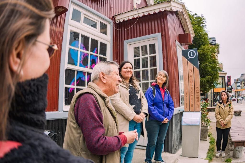 Inauguraron en Ushuaia un tótem informativo en la antigua Biblioteca Popular Sarmiento