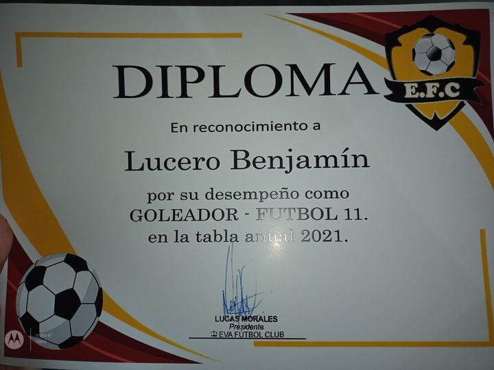 Diploma de Benjamín, el hermanito de Guadalupe Lucero