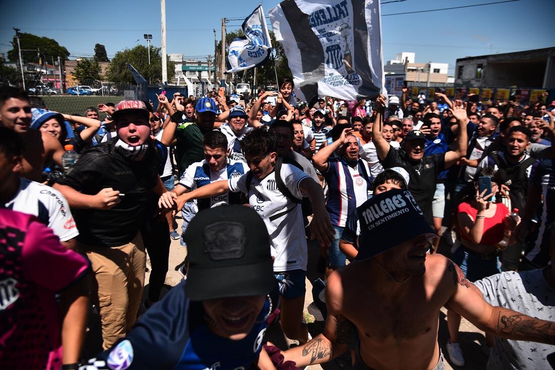 Hinchas de Talleres en la Boutique de Barrio Jardín esperan ver el ultimo entrenamiento  del equipo antes del viaje   a Santiago del Estero. (Pedro Castillo /La Voz)