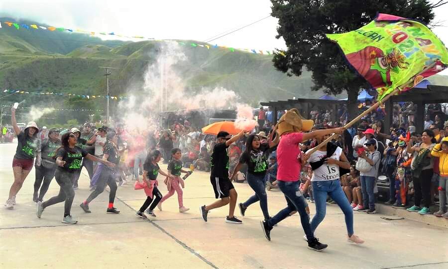 En los carnavales de la Quebrada de Humahuaca, en Jujuy, la comunidad es plena protagonista de los festejos, bailando y cantando alegremente por las calles.