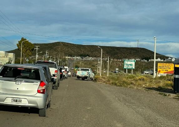 Familias de Comodoro cortan rutas para exigir que detengan al profesor de música acusado de abusar de sus niños.