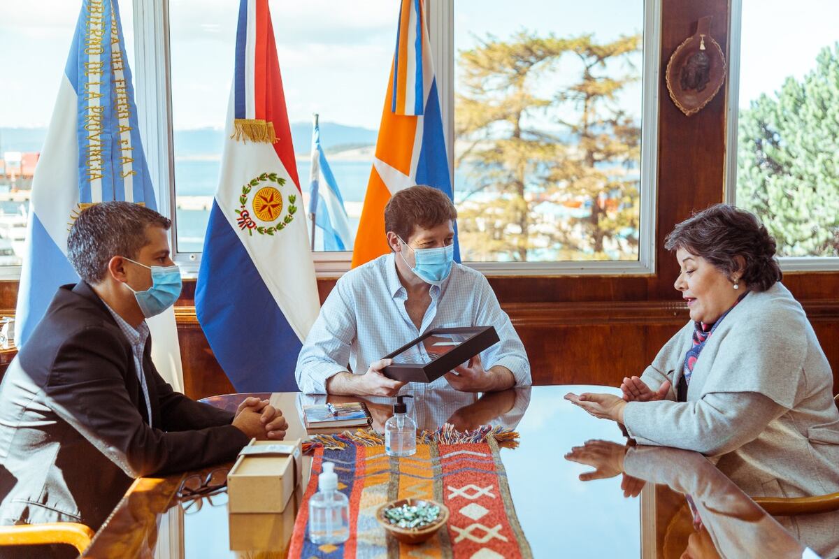 Gustavo Melella recibió a la Consul General del Paraguay