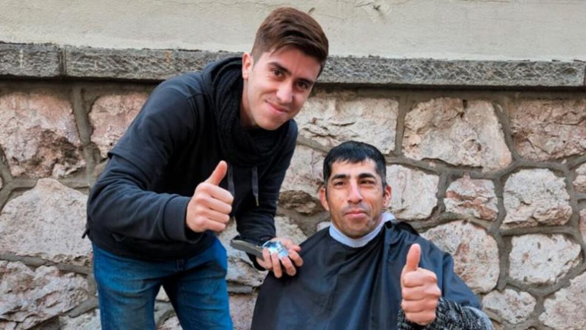 Córdoba: tiene 24 años y corta el pelo gratis a personas en situación de calle